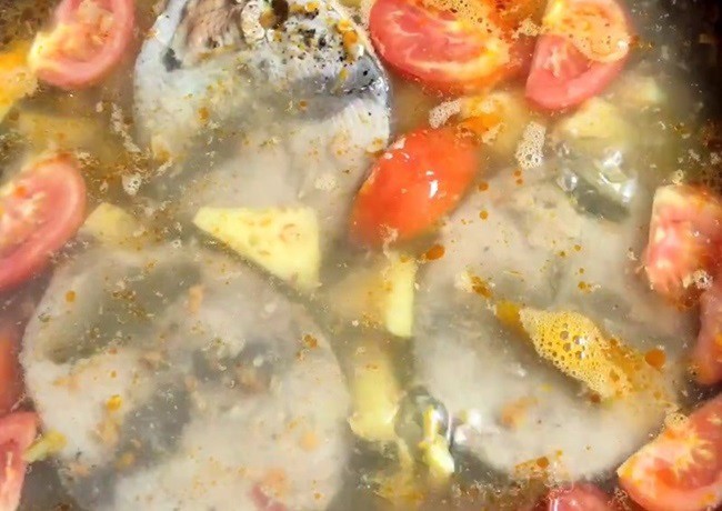 Nấu nước dùng bún cá ngừ đậm đà hấp dẫn
