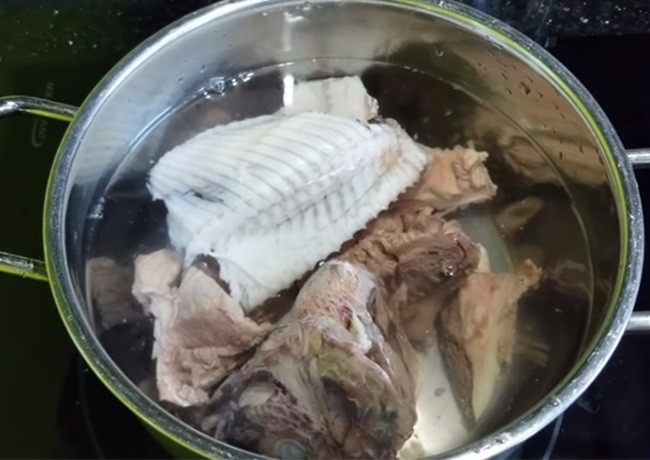 Nấu nước dùng bún cá Hà Nội chuẩn vị