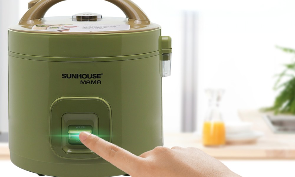 Với nồi cơm điện cơ, chỉ cần gạt nút Cook hoặc Warm để nấu chè đỗ đen