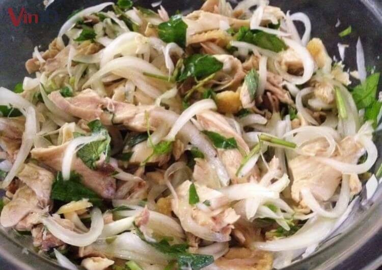 Gỏi gà Phú Yên trộn hành tây và rau thơm đầy đặn