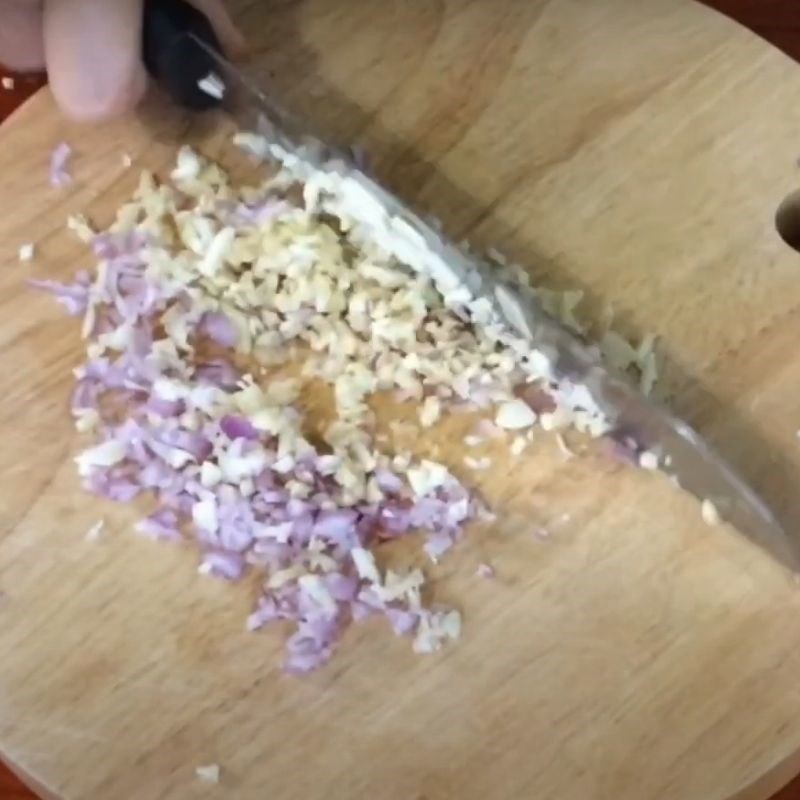 Cà chua và thơm thái lát sẵn sàng cho món lẩu