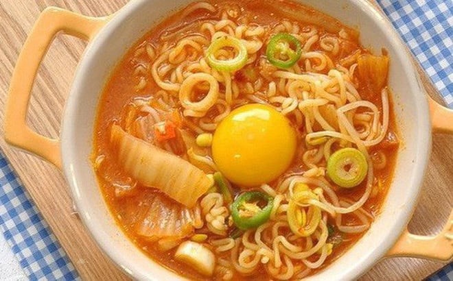 Tô mì tôm trứng nóng hổi, bổ dưỡng kết hợp cùng rau cải