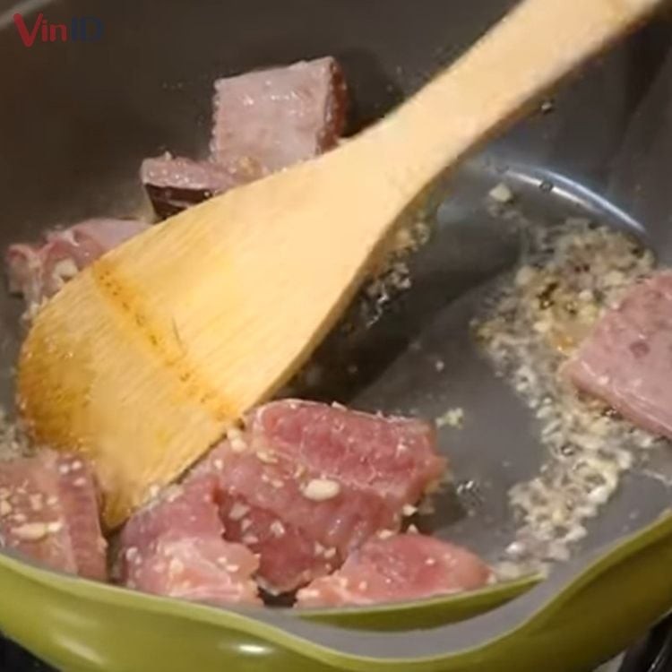 Xào thịt cá