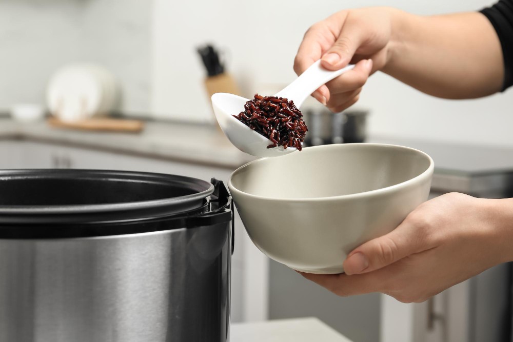 Hạt cơm gạo lứt được ủ chín mềm từ trong ra ngoài