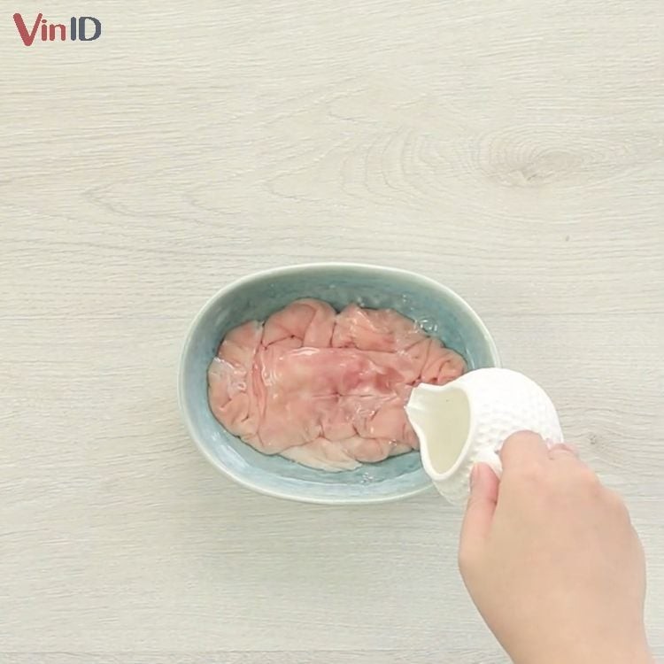 Ngâm phần khấu đuôi heo với rượu trắng