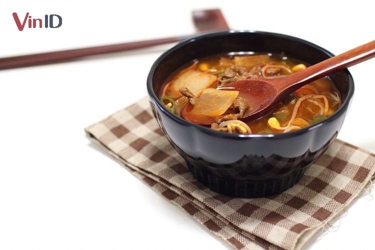 Cách nấu canh giá đỗ: Tô canh giá đỗ thịt bò nóng hổi, bổ dưỡng, đậm đà hương vị.