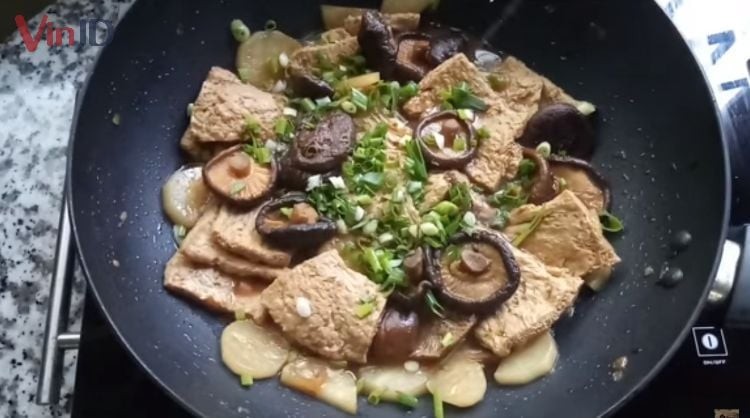 Xào nấm rơm và sườn non chay đậm đà cho bánh canh bột gạo chay