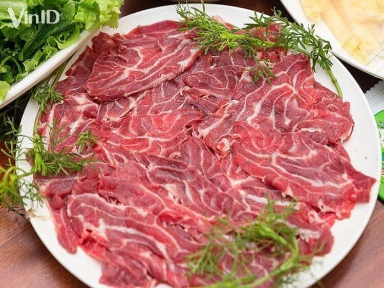 Xếp thịt bắp bò thái lát mỏng ngay ngắn lên dĩa để nhúng Lẩu Mèo