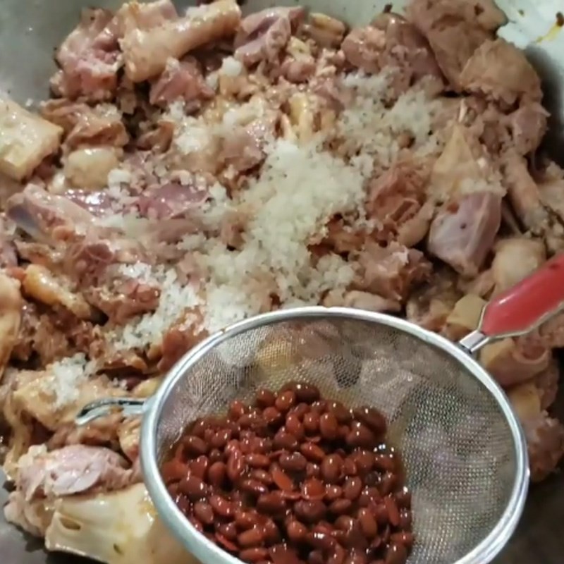 Thịt ngỗng đã ướp thấm đều gia vị, sẵn sàng cho công đoạn nấu