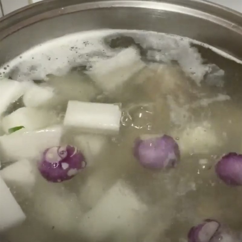 Nấu nước dùng ngọt thanh từ xương heo và củ cải trắng