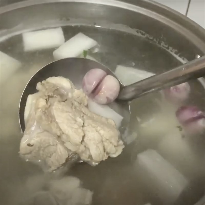 Thêm bò viên vào nồi nước dùng đang sôi để ngấm vị