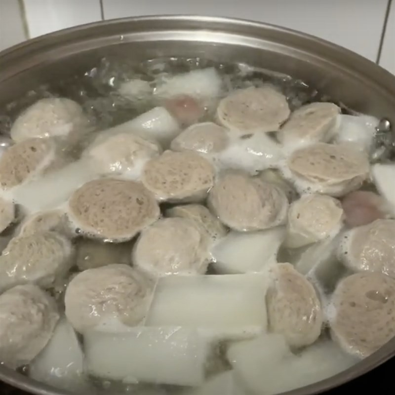 Trụng rau muống và giá đỗ tươi xanh, giòn ngon cho bún nước lèo bò viên