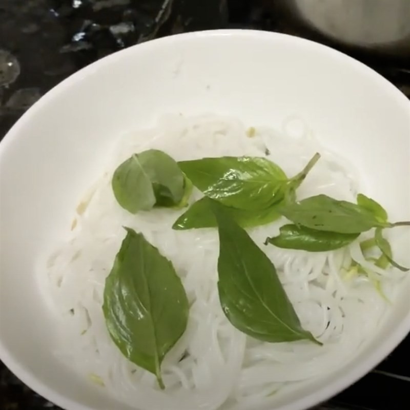 Tô bún nước lèo bò viên nóng hổi, thơm ngon, sẵn sàng để thưởng thức