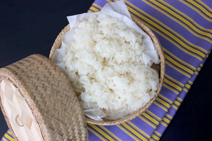 Tô cơm nếp dẻo mềm, hạt căng bóng sau khi nấu bằng nồi cơm điện từ gạo đã ngâm