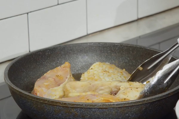 Áp chảo từng miếng cá diêu hồng cho thịt săn chắc, giữ nguyên hình dạng khi nấu canh chua cá măng chua