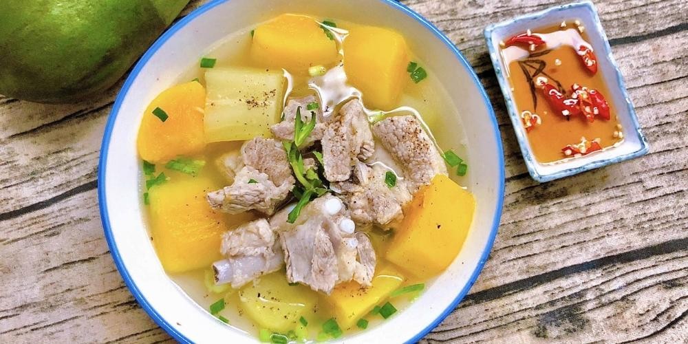 Bát canh đu đủ hầm xương heo nóng hổi thơm ngon