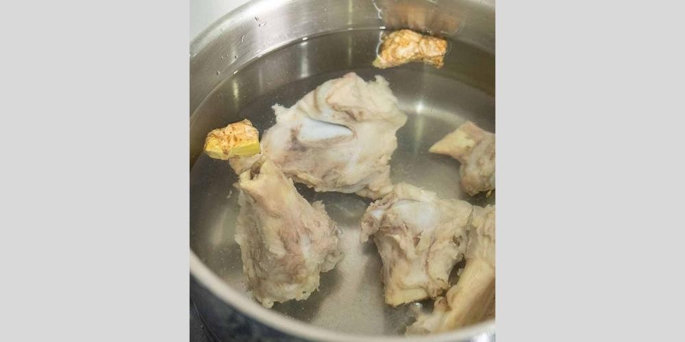 Quy trình hầm xương heo chuẩn bị cho món canh đu đủ hầm xương