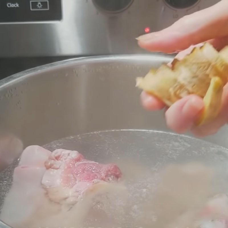 Sơ chế xương bò cho món phở bò viên