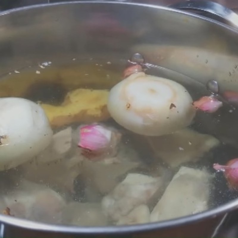 Ninh nước dùng phở bò viên trên bếp lửa nhỏ