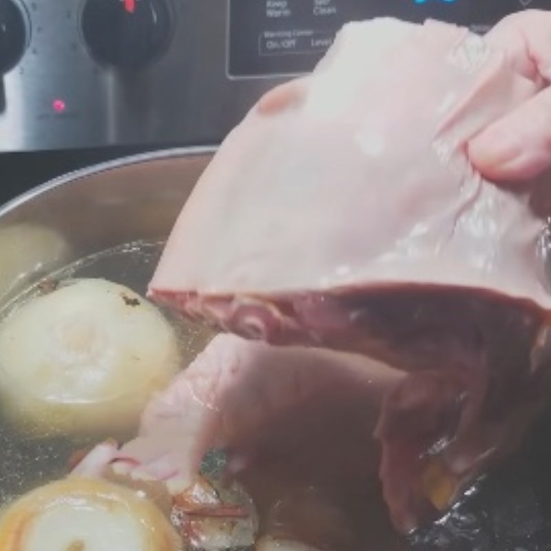 Thêm nạm gầu gân bò vào nồi nước dùng phở