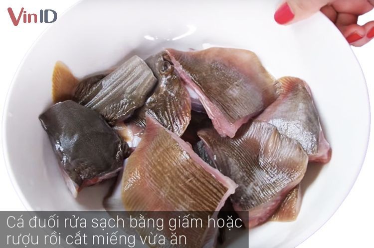 Khử mùi cá bằng rượu trắng hoặc giấm