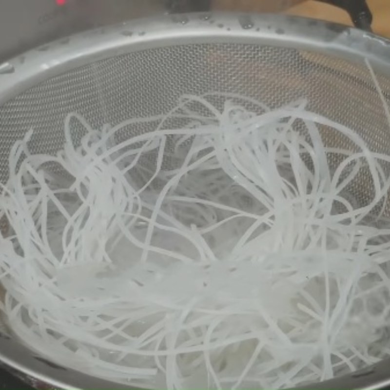 Bánh phở trong rây đã trụng mềm
