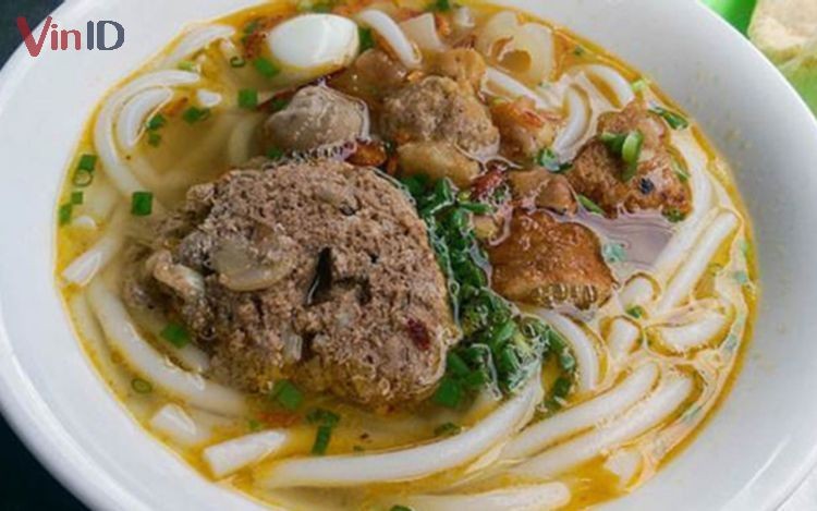 Thêm trứng cút và thịt sườn ăn cùng ăn cũng sẽ ngon