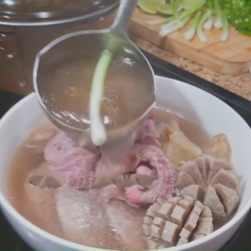 Thịt bò viên và hành lá trong nước dùng phở