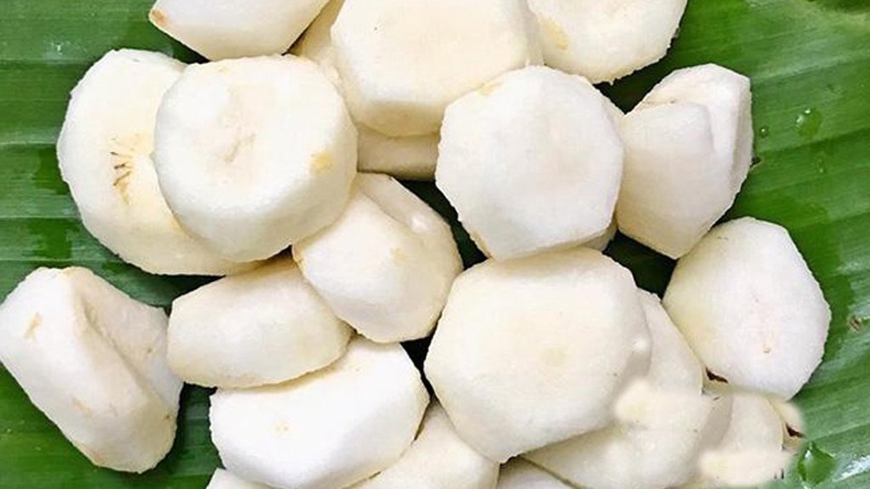 Củ năng tươi đã gọt vỏ được cắt khúc vừa ăn, thêm vị thanh mát cho món gà hầm hạt sen táo đỏ.