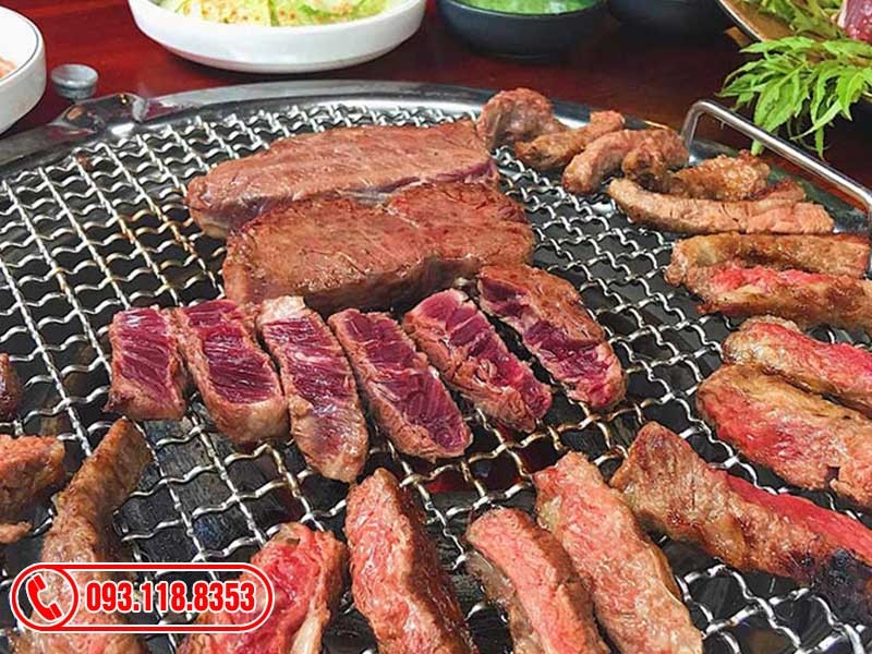 Ba chỉ bò Mỹ nướng vàng ươm, ăn kèm kim chi và rau sống