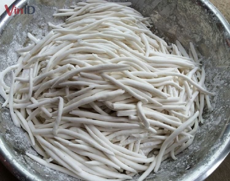 Hình ảnh sợi bánh canh bột gạo chay đang được cắt