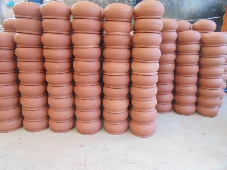 Những chiếc niêu đất truyền thống được bày bán, dùng để học cách nấu cơm niêu đất.