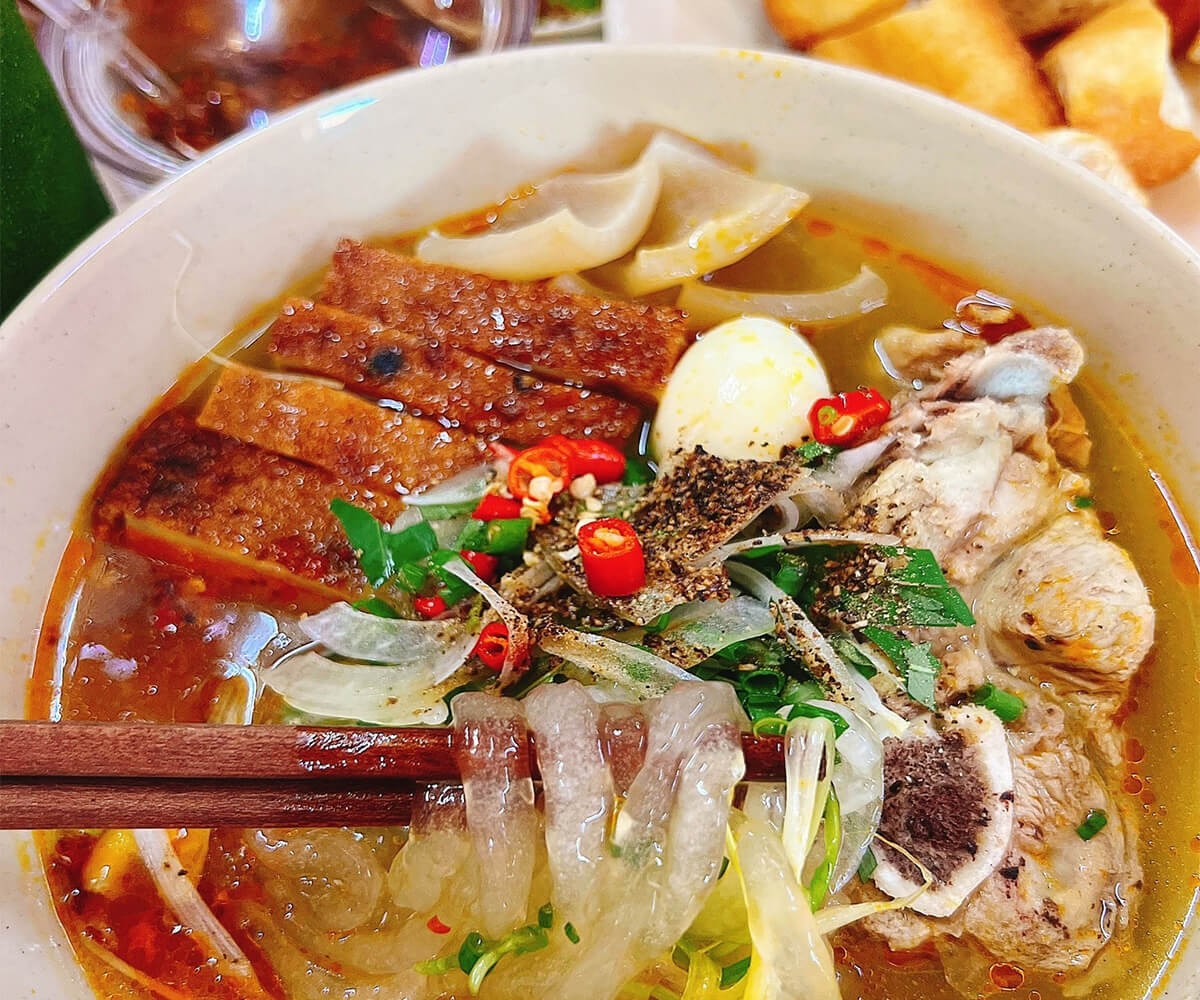 Bánh canh bột lọc Huế đặc trưng với sợi bánh trong mướt