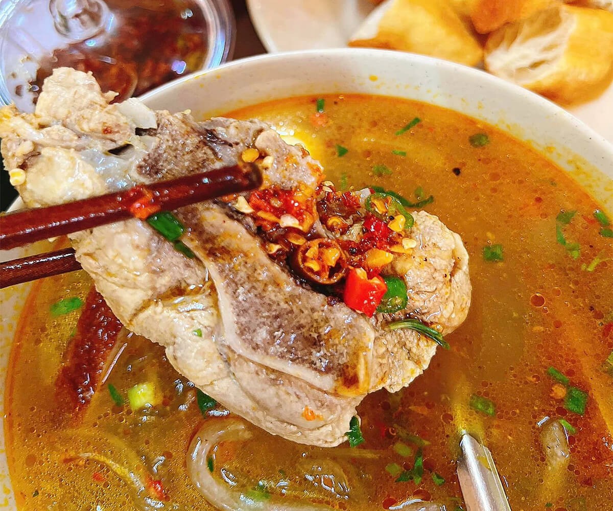 Tô bánh canh bột lọc đầy đặn, màu sắc hài hòa và hấp dẫn