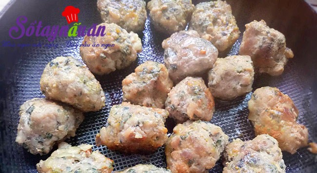 Các viên chả đã được luộc chín để chuẩn bị cho món bánh đa sườn