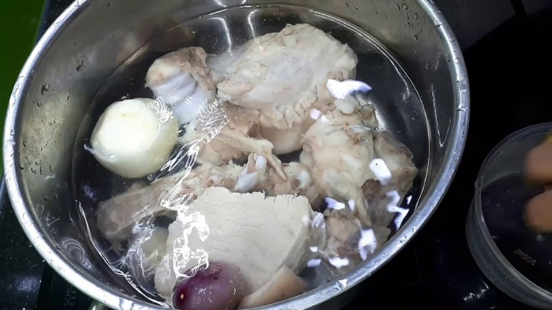 Các bước sơ chế xương lợn và bề bề để chuẩn bị nước dùng