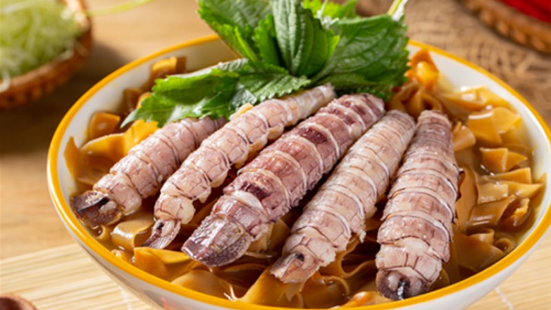 Xào cà chua và nêm nếm gia vị cho nước dùng bánh đa bề bề
