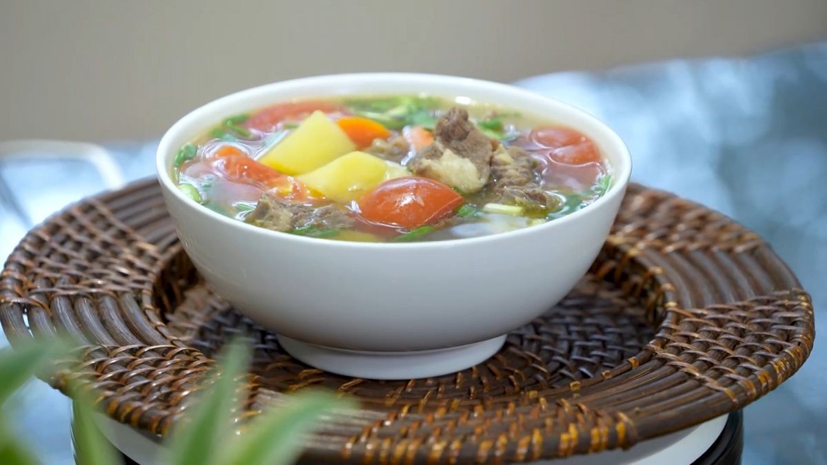 Bát thịt bò hầm khoai tây kiểu Âu hấp dẫn, sẵn sàng thưởng thức