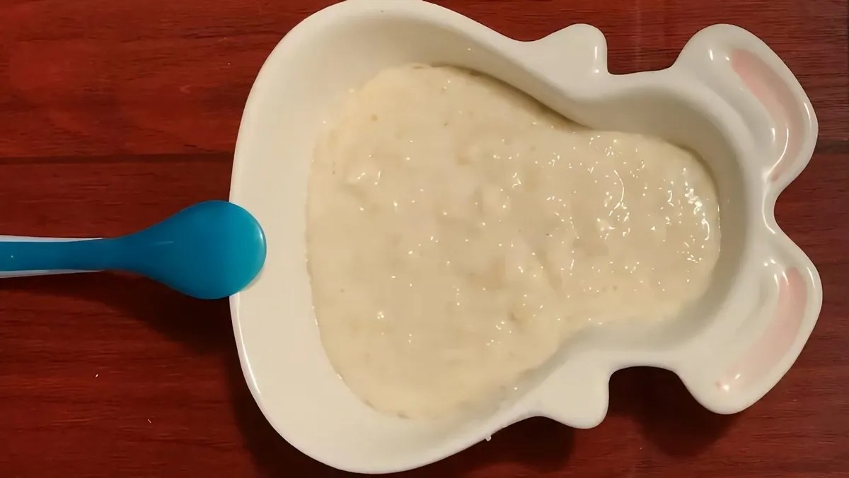 Các hộp phô mai Con Bò Cười, minh họa liều lượng phù hợp khi áp dụng cách nấu cháo phô mai con bò cười cho bé theo độ tuổi.