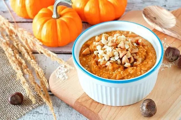 Bát cháo tôm bí đỏ phô mai hấp dẫn, hướng dẫn chi tiết cách nấu cháo phô mai con bò cười cho bé với hải sản.