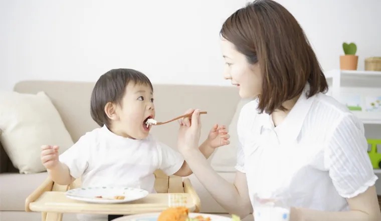 Đồng hồ chỉ buổi tối, nhắc nhở mẹ các lưu ý quan trọng khi áp dụng cách nấu cháo phô mai con bò cười cho bé.