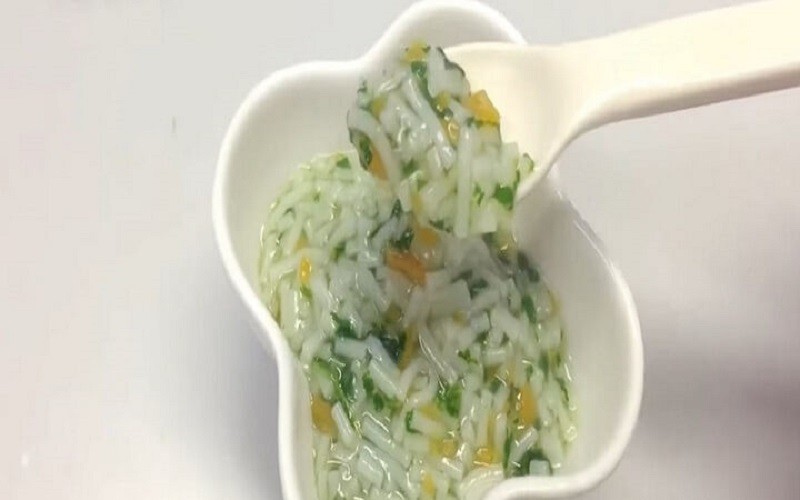 Thành phẩm món mì rau củ nghiền sánh mịn, bắt mắt, sẵn sàng cho bé thưởng thức