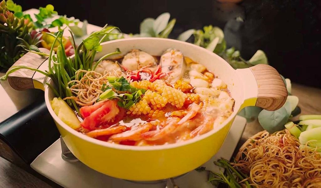 Nồi nước dùng lẩu Thái đậm đà sôi nhẹ, chuẩn bị cho các loại topping