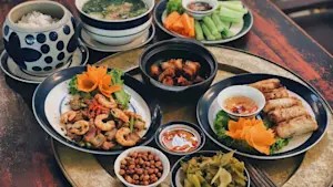 Mâm cơm với công thức món ngon hàng ngày từ hải sản, bao gồm tôm xào, nem cuốn và các món ăn kèm, mang đến hương vị biển cả.