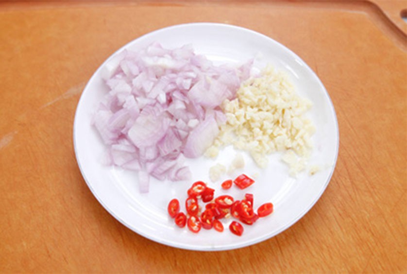 Tỏi và hành tím băm nhuyễn chuẩn bị cho món hủ tiếu gà