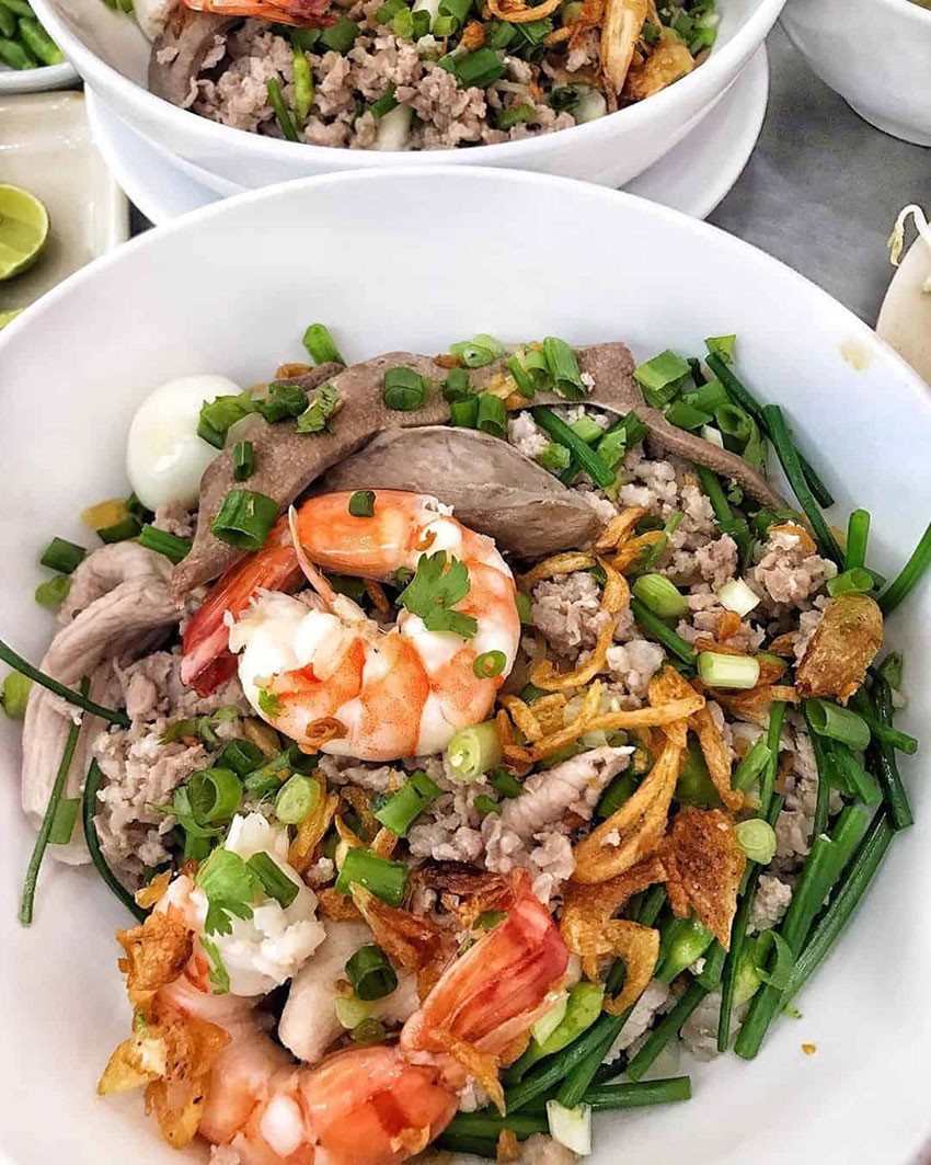 Nồi nước lèo hủ tiếu Nam Vang đang sôi, minh họa tầm quan trọng của cách nấu hủ tiếu ngon để bán với nước dùng chất lượng.
