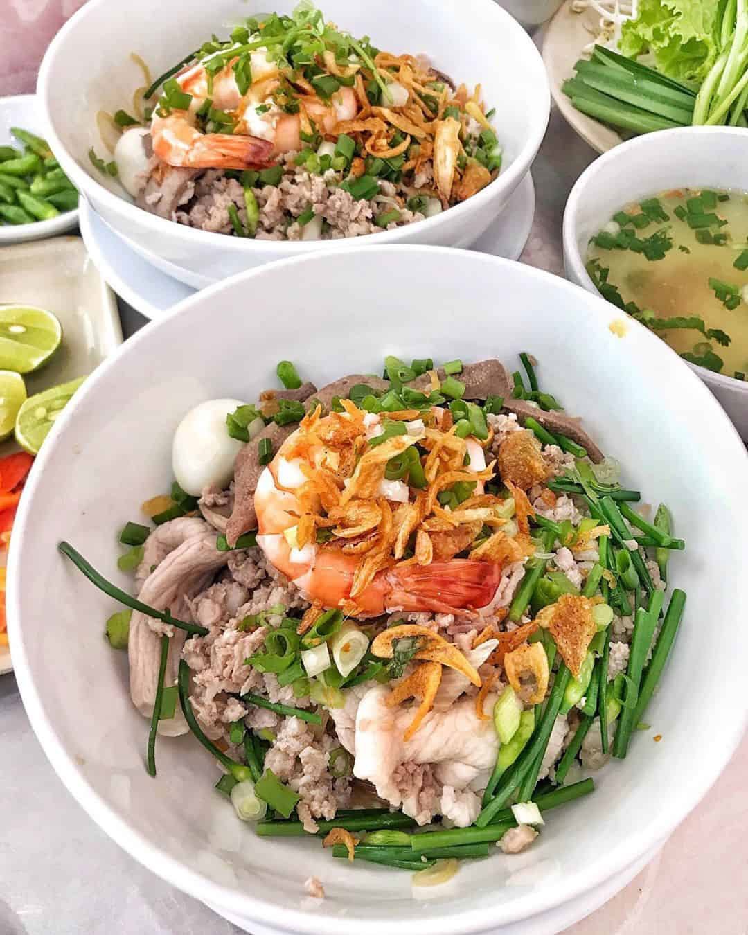 Đầu bếp đang thực hiện các bước trong cách nấu hủ tiếu ngon để bán, đảm bảo hương vị chuẩn Nam Vang.