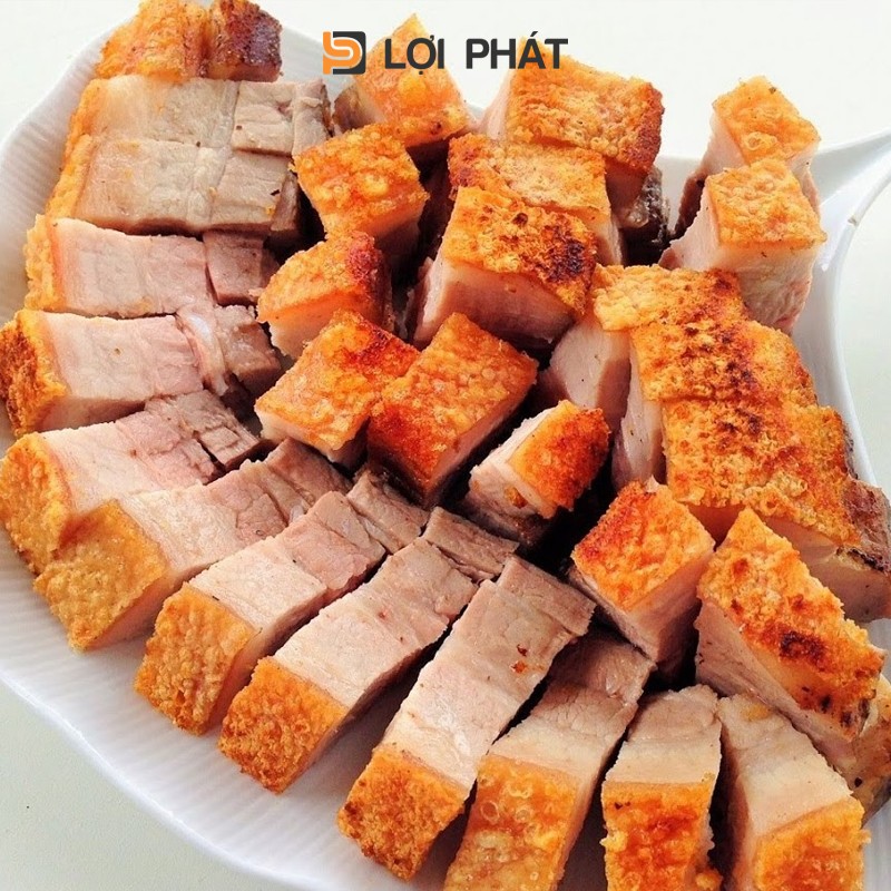 Sơ chế nguyên liệu tươi ngon cho món bún nước lèo Trà Vinh