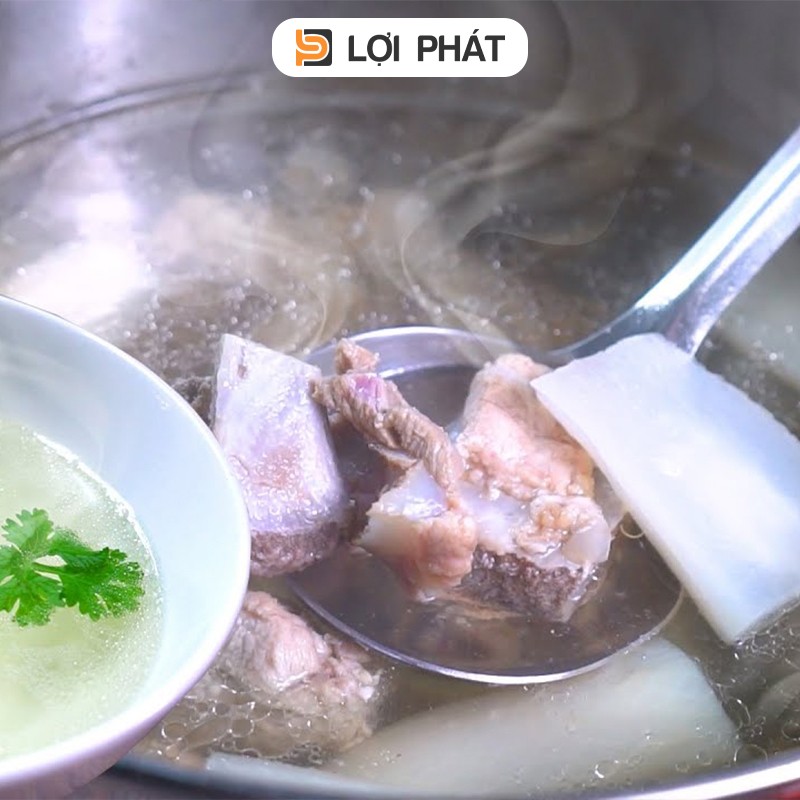 Nồi nước dùng bún nước lèo Trà Vinh đang sôi trên bếp