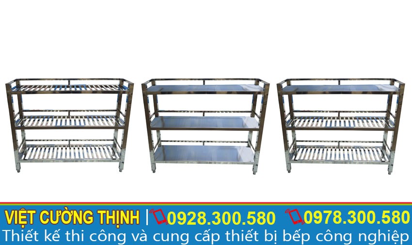 Bộ ba kệ inox chắc chắn trong bếp công nghiệp